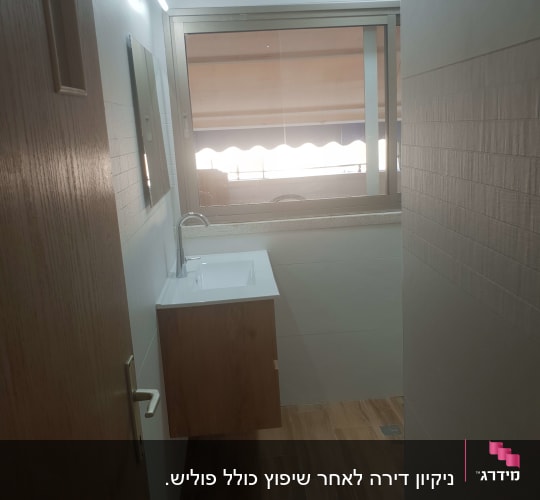 כיור עם ברז בחדר אמבטיה נקי ומסודר
